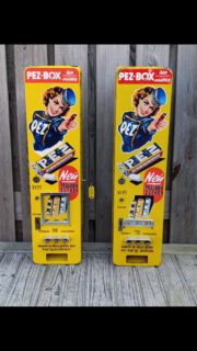2x jaren 50 Pez pepermunt muurautomaten. Model 3 schacht
#wallvendingmachine #altewarenautomat #muurautomaat #muurautomaat