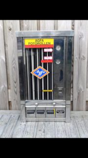 GERESERVEERD RESERVED
1968 Agfa fotorolletjes rvs (roest vrij staal) muurautomaat, compleet met sloten en sleutels, inclusief geld bakje. Nederlandse automaat goed werkend op 3 oude kwartjes & 1 dubbeltje
#wallvendingmachine #warenautomat #oudemuurautomaat
#distributeurautomatique
#agfa