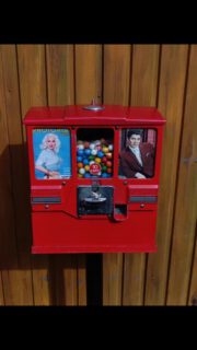 1960 Brabo première gum & card vendingmachine on pole
#vintagegummachine #brabo #warenautomat #oudemuurautomaat #muurautomaat