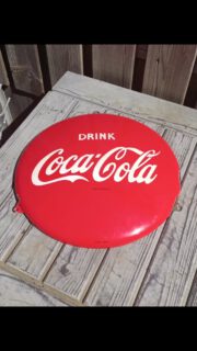 Begin 1960,s emaille Coca Cola button circa 40 cm diameter, 
In geleefde conditie
#oudereclame #emaillereclamebord 
#cocacolasign #langcatbussum #colareclame