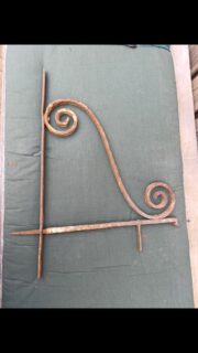 Circa 125 jaar oude muur haak, perfect om een klein reclamebord aan te hangen , hoogte muurbevestigings strip 62 cm , 41,5 cm totale uitsteek
#oudemuurbeugel
#sierbeugels