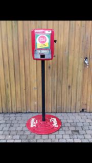 RESERVED ! GERESERVEERD !
1947 USA Coca Cola Vendo coin-changer on original coca cola pole
#vendocoinchanger
#vendococacola
#1947
#oudegeldwisselaar
#vendingmachine