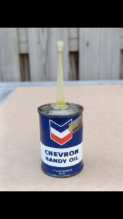 Chevron handy oil 
Nog vol met olie, klein deukje aan de rechterzijde, verder in top-staat 👌 
#chevron #antiqueoilcan #oudolieblik #chevrontincan #antiquechevron