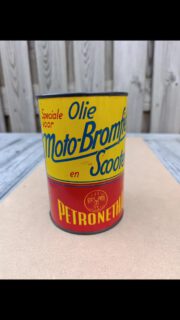 Petronetha speciale olie voor moto-bromfiets en scooter.
Dit 1.liter olie blik verkeerd in zeer nette staat, is drukvrij,👍 en nog vol met olie.
Nog nooit open geweest.
Zeer zeldzaam.
#petronetha #petronethatincan #antiekolieblik #vintageoilcan