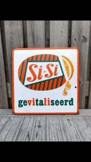 Jaren 60 emaille Sisi reclamebord langcat bussum 50 cm / 50 cm
#oudereclame #emaillereclamebord #langcatbussum #plaqueemaillée #emailleschild