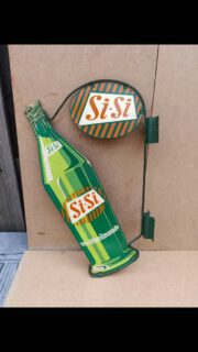 1960,s ONE OF A KIND !  Si-si Nederlands dubbelzijdig uithang reclamebord. Geen 2de exemplaar van bekend, volgens AI maar 2 of 3 van geproduceerd, MEGA ZELDZAAM !!!! RARITEIT 🍀👑🍀👑
#oudesisilimonade
#oudereclame #langcatbussum #emaillereclamebord #