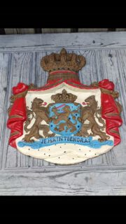 Antiek ,,je maintiendrai,, (ik zal handhaven) het is de officiële wapenspreuk van Nederland en van het koninklijk huis, de spreuk werd in de 16de eeuw door Willem van Oranje geïntroduceerd en staat ondermeer onder het rijkswapen
#jemaintiendrai #rijkswapen #koninklijkhuis #ikzalhandhaven